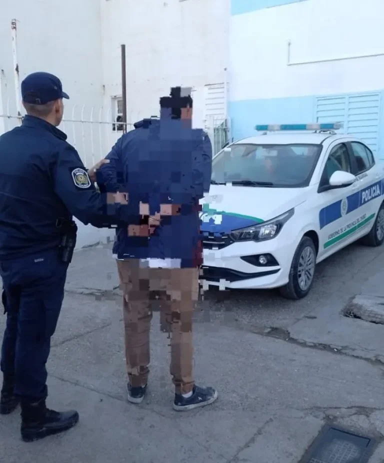Amenazó a su hermano con una botella rota y atacó a la Policía