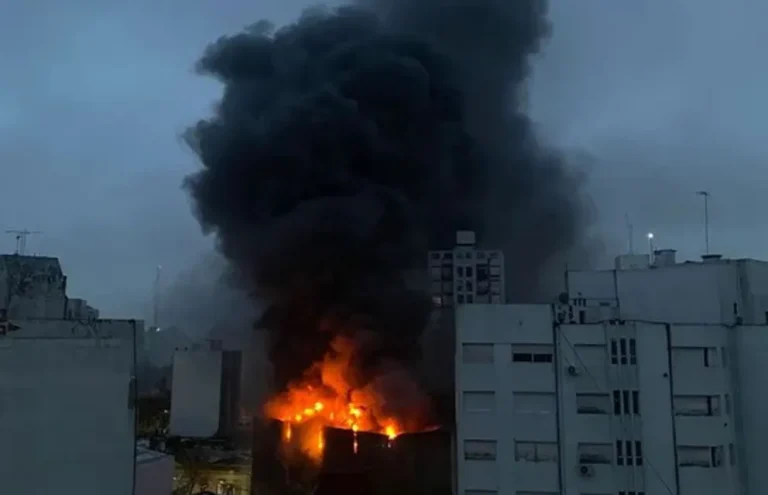 Incendio en un depósito de electrodomésticos en el centro de La Plata