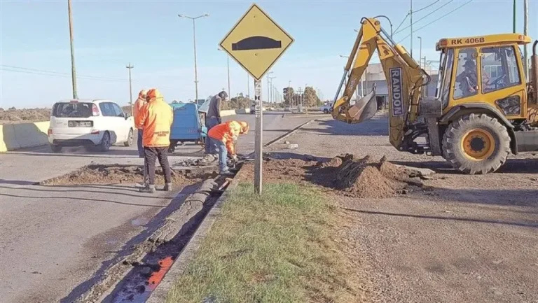 Obras Públicas de Rawson inició la renovación de retardadores en la Doble Trocha para fortalecer la seguridad vial