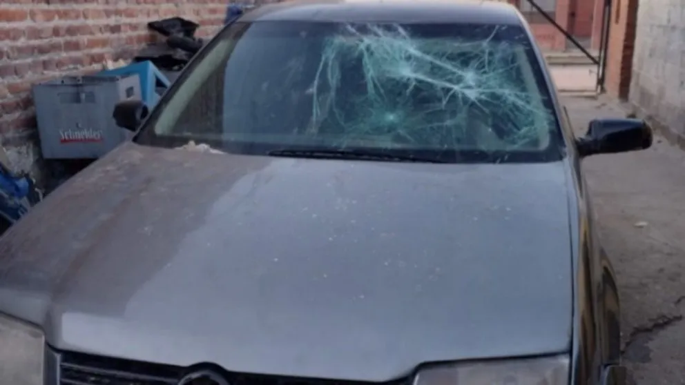 Rompió los vidrios del auto de su ex tras una discusión