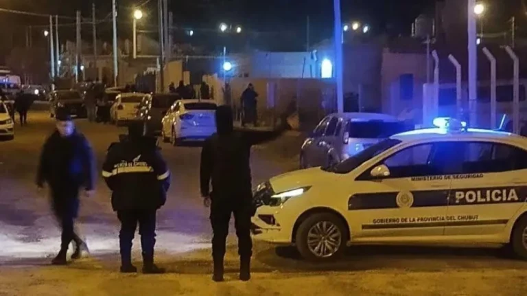 Dos jóvenes detenidos tras enfrentarse a la Policía durante una pelea callejera