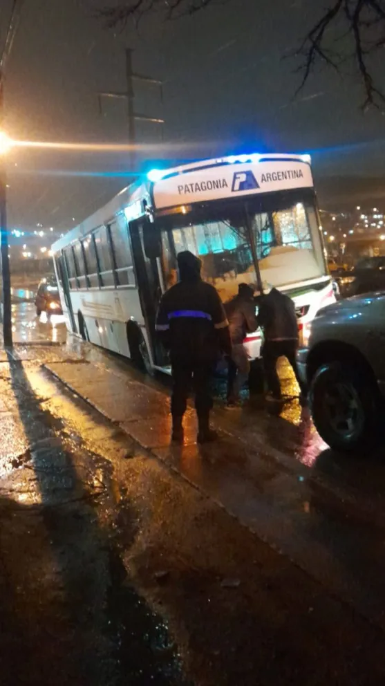 Un colectivo cayó en una boca de alcantarilla tapada por la lluvia