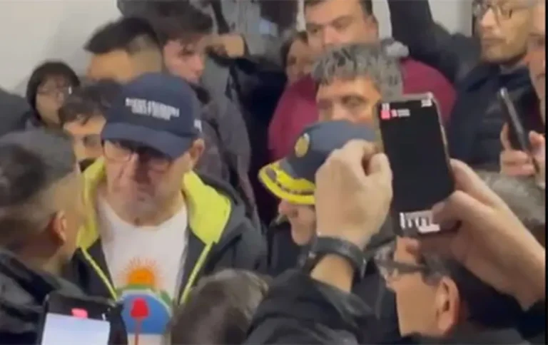 Ricardo Bustos fue retirado de un acto libertario por orden judicial