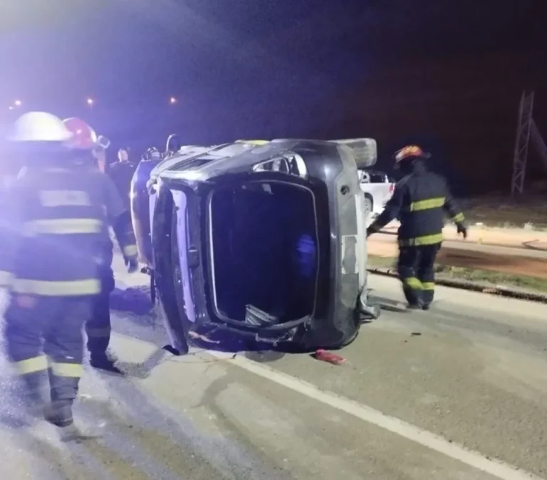 Violento vuelco frente al Predio Ferial