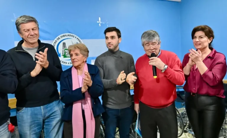 Torres acompañó la entrega de equipamiento y destacó el trabajo conjunto con centros de jubilados: “Esto se hace entre todos”