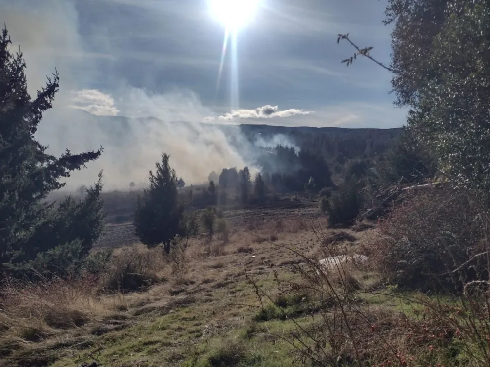 Incendio en Mallín Ahogado: el fuego arrasó pastizales y alertó a vecinos