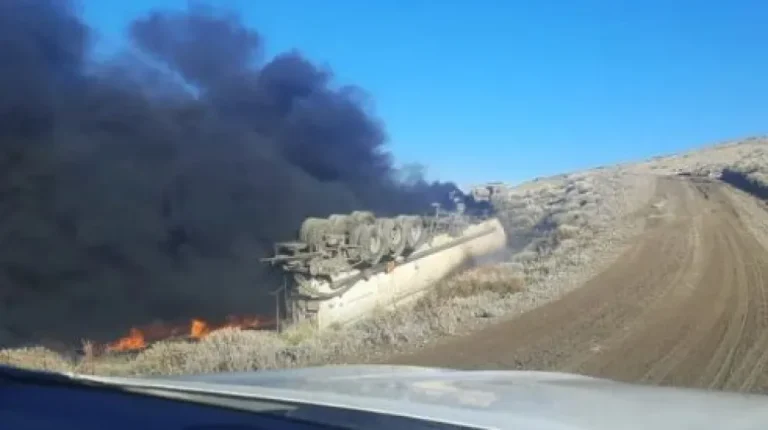 Santa Cruz: Un camión cisterna con petróleo volcó e incendió en Ruta 18