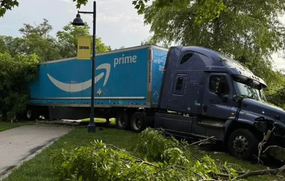 Dramático accidente en Iowa: un camión se salió del camino y chocó contra los árboles