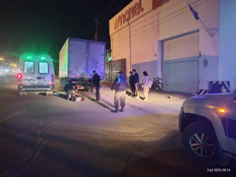 Un ciclista se distrajo por el viento y chocó contra un camión estacionado