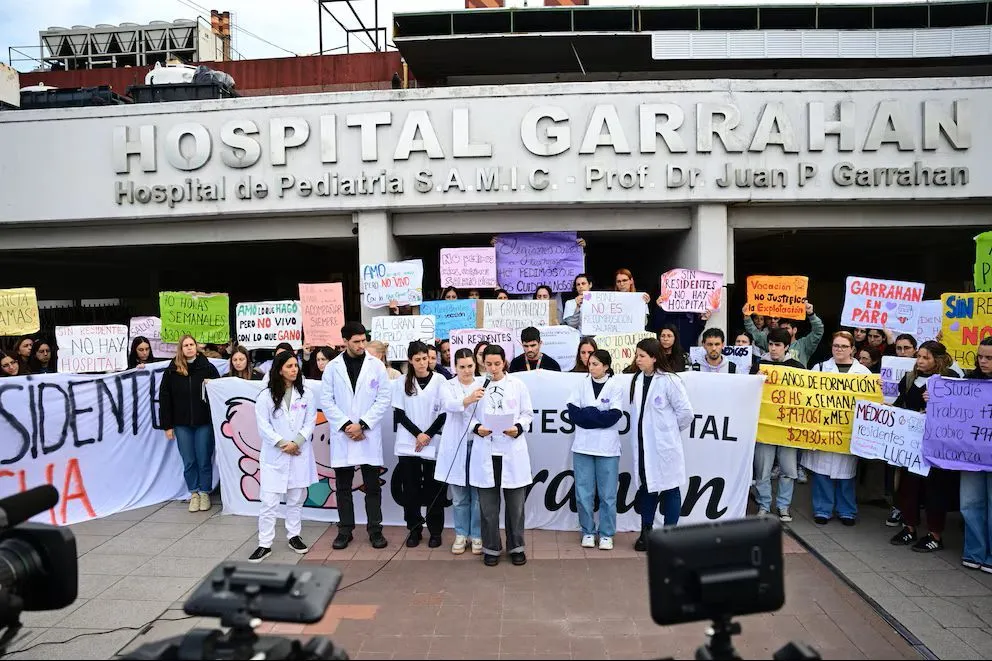 Los médicos residentes del Garrahan ya no cobrarán un sueldo sino "una beca precarizada"