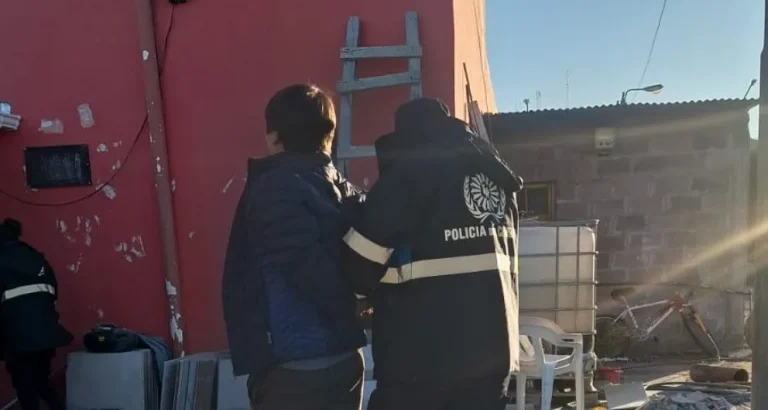 Fue detenido tras agredir a una policía en un local comercial