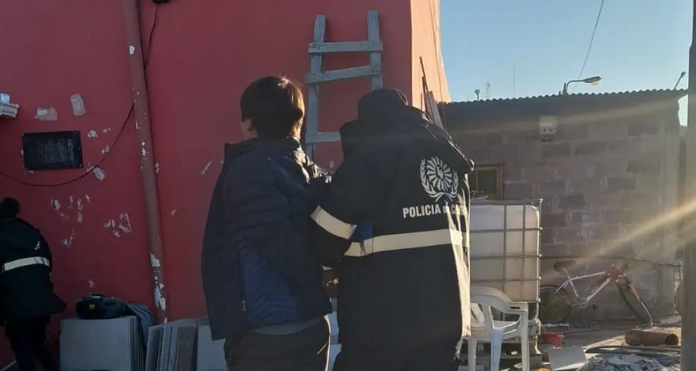 Fue detenido tras agredir a una policía en un local comercial