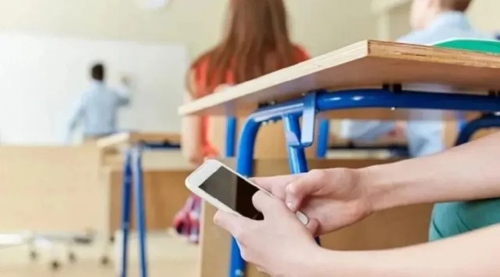 Neuquén reglamentó el uso de celulares en las escuelas y marca un precedente nacional