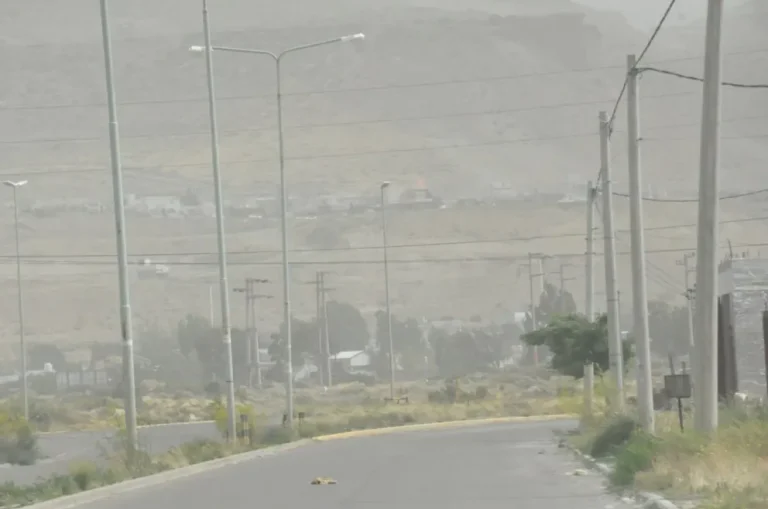 Viento en Comodoro: ráfagas cercanas a los 100 km/h y alerta por fenómeno climático