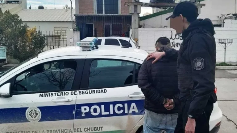 Lo encontraron bebiendo en la vereda y terminó detenido: tenía pedido de captura