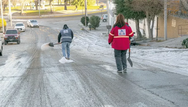 Por las fuertes heladas, el Municipio cumple con un intenso trabajo de limpieza de calles y avenidas