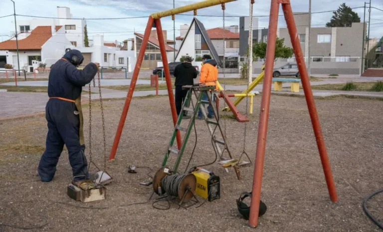 Realizan tareas de reparación y mantenimiento en la plaza Vivian Thomas de Playa Unión