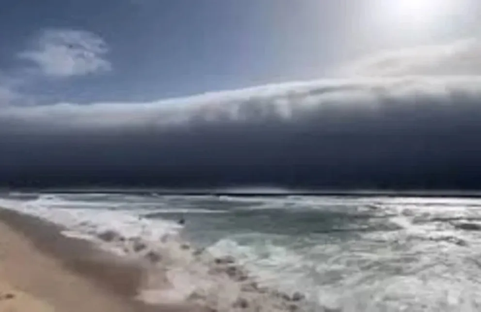 Impresionante nube en forma de ola sorprendió en la costa de Portugal