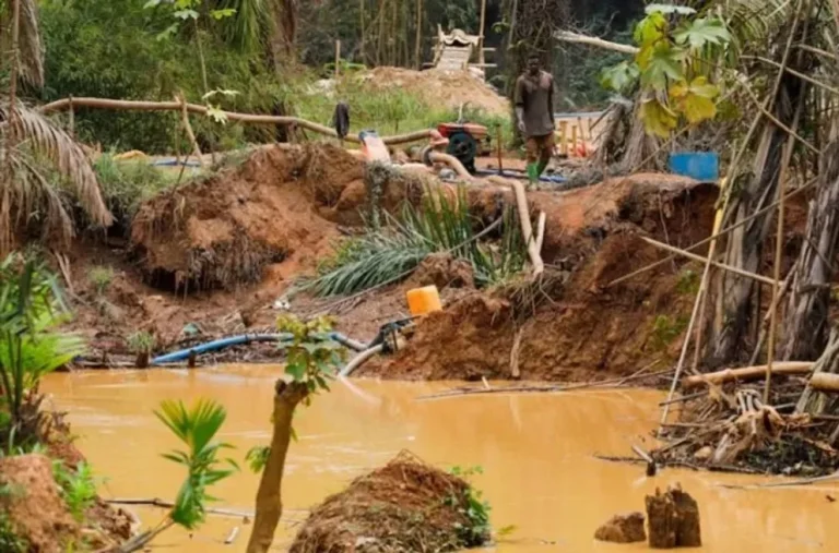 Tragedia en Ghana: cuatro muertos y 20 atrapados tras derrumbe en mina ilegal