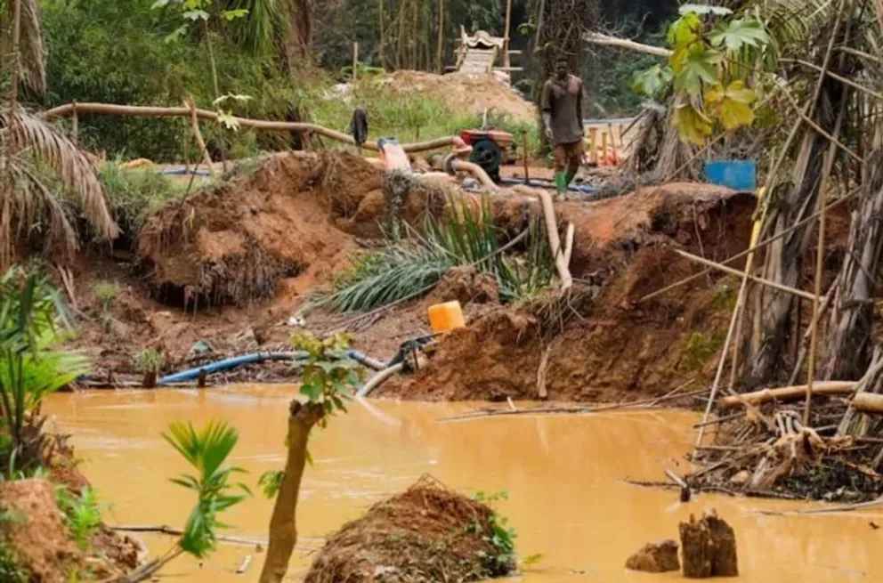 Tragedia en Ghana: cuatro muertos y 20 atrapados tras derrumbe en mina ilegal