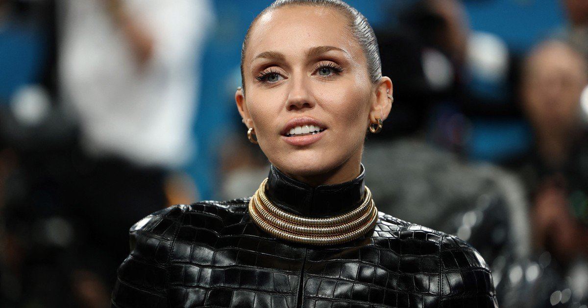 Miley Cyrus: la oscura historia de una estrella enterrada en el cemento