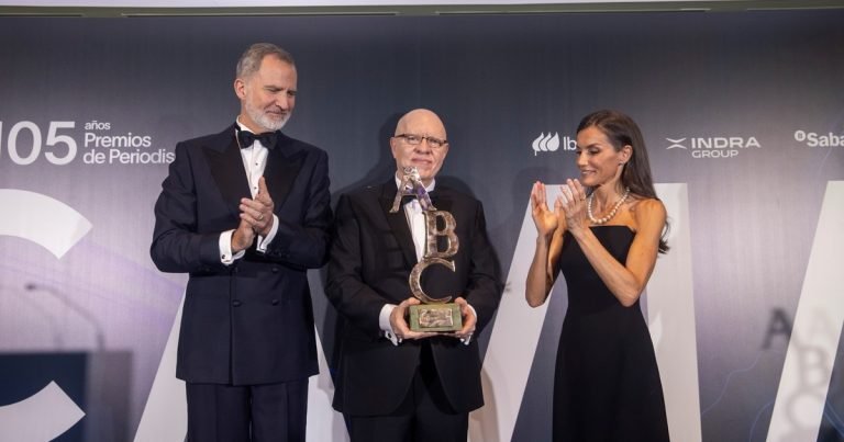El Rey de España elogió la trayectoria del argentino Jorge Fernández Díaz al entregarle el premio Mariano de Cavia