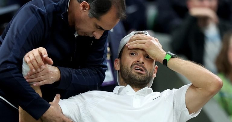 Drama en Wimbledon: Dimitrov sufrió una inoportuna lesión cuando estaba dando la sorpresa ante Sinner y estira su maldición en los Grand Slam