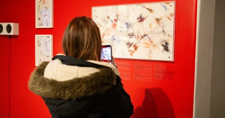 De lo virtual a lo material: Arte digital sin pantallas en las obras de Tamara Moura Costa y Federico Kehm