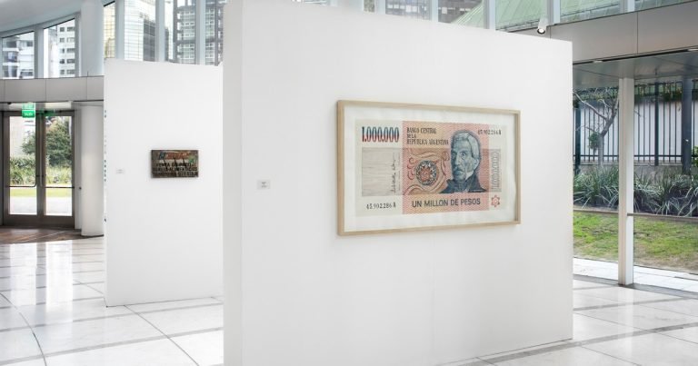 De las cajas PAN a los ceros de un billete:  la muestra que propone una arqueología visual del pasado argentino