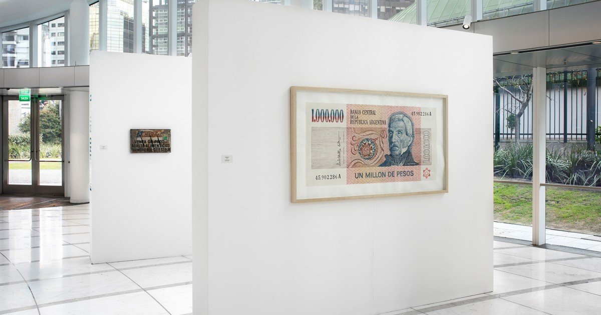 De las cajas PAN a los ceros de un billete:  la muestra que propone una arqueología visual del pasado argentino