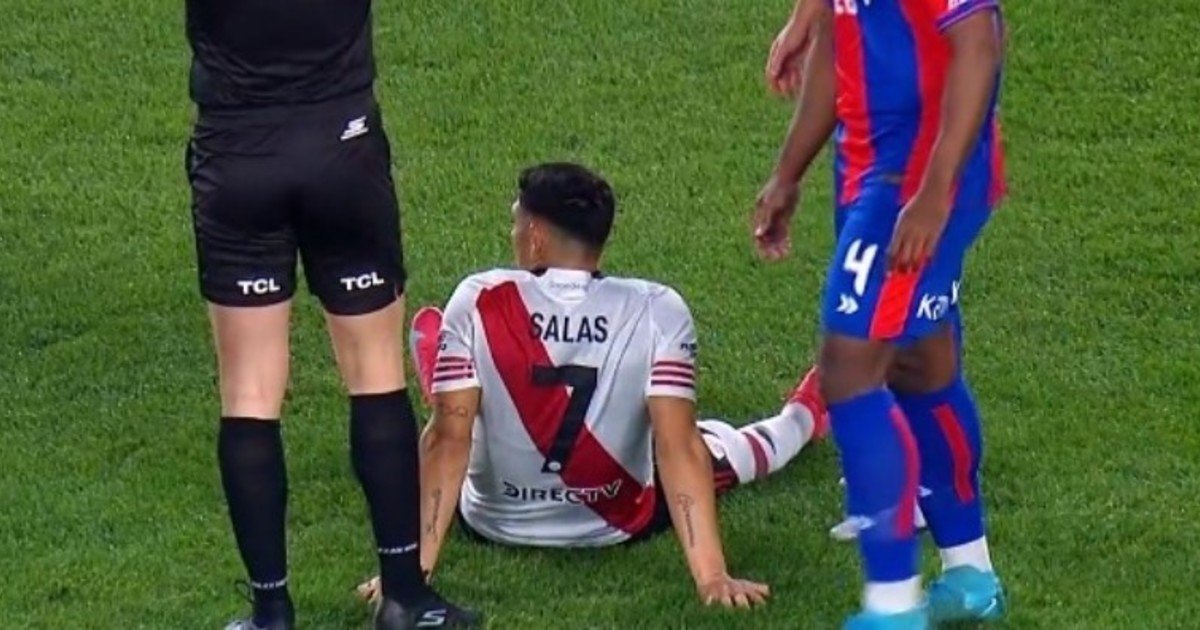 Preocupación en River: Maxi Salas salió con una molestia en la rodilla