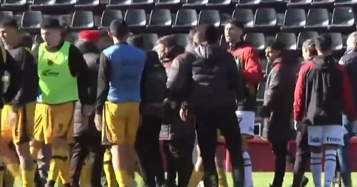 Se reanudó Colón-Mitre después de la furia del público: hubo discusiones entre los jugadores y el resultado no se modificó