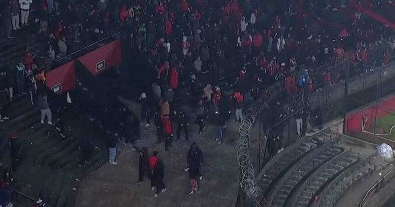 Escándalo en Colón-Mitre: proyectiles de los hinchas, tiros de la policía y los jugadores atrincherados en el medio del campo