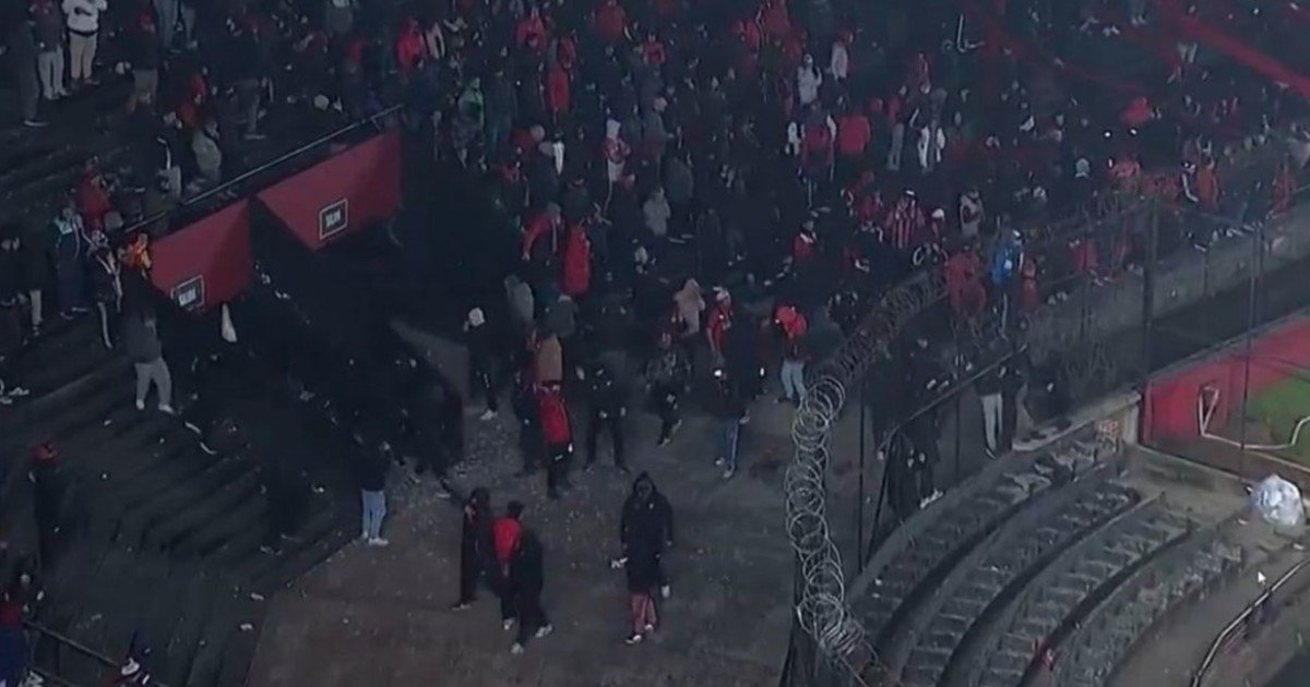 Escándalo en Colón-Mitre: proyectiles de los hinchas, tiros de la policía y los jugadores atrincherados en el medio del campo
