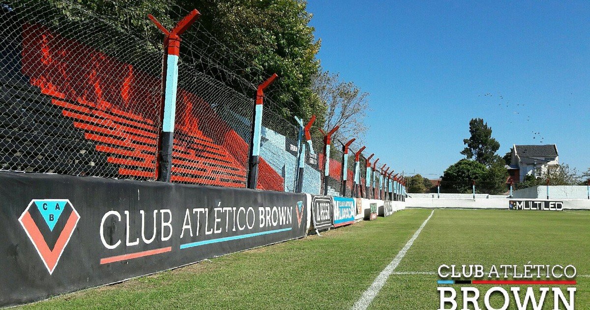 Brown de Adrogué apartó a un técnico de las inferiores tras una denuncia por mensajes inapropiados a un menor e intervino la Justicia