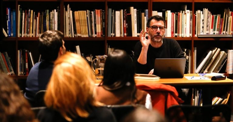 Todo lo que pasa en una clase de Alberto Fuguet: "La literatura no tiene que tener miedo a molestar"