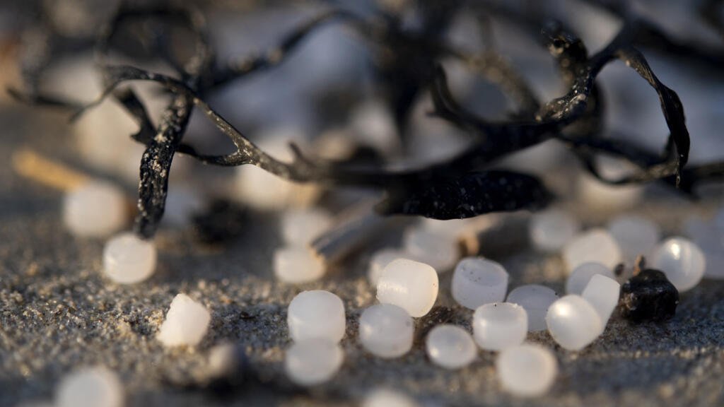 Las "lágrimas de las sirenas": cómo diminutas bolitas de plástico están inundando el medio ambiente