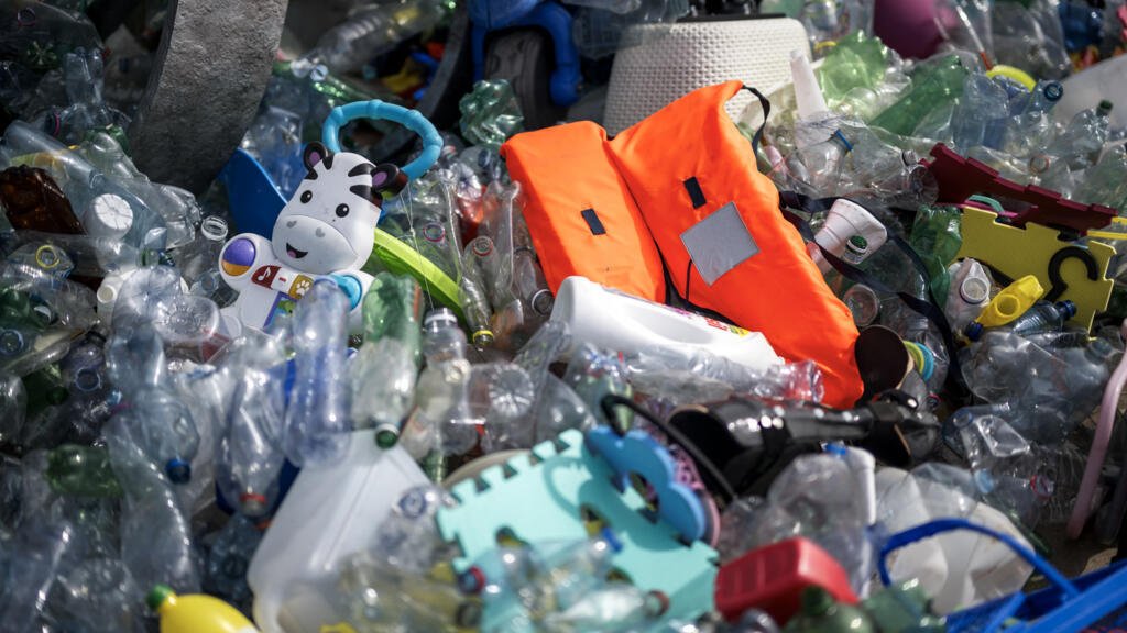 "Está por todas partes": cómo la crisis del plástico afecta cada vez más la salud