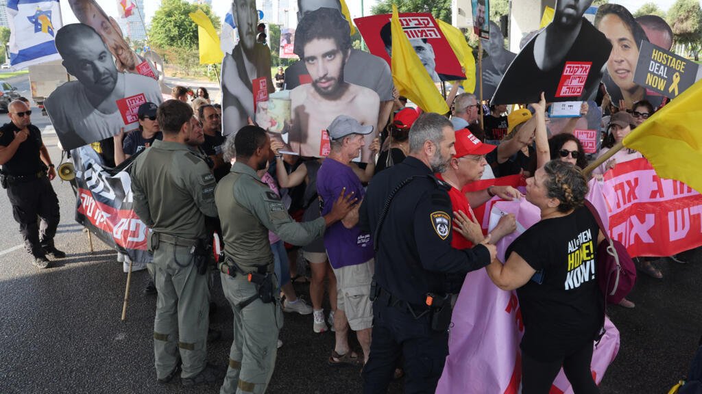 Familias de rehenes acusan al gobierno israelí de retrasar las negociaciones de alto el fuego