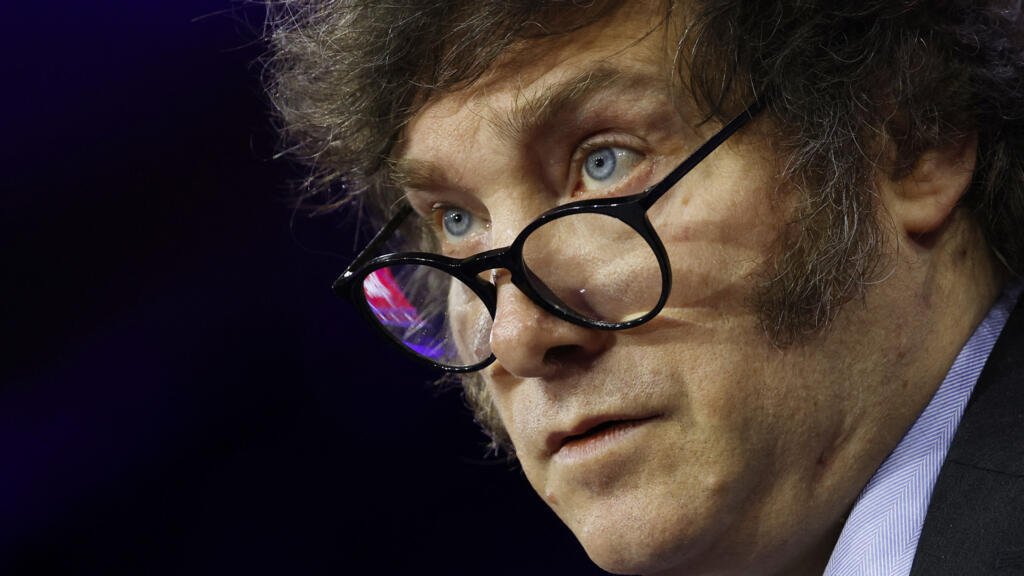 Milei autoriza vender acciones de hidroeléctricas y avanza en privatización de compañías estatales