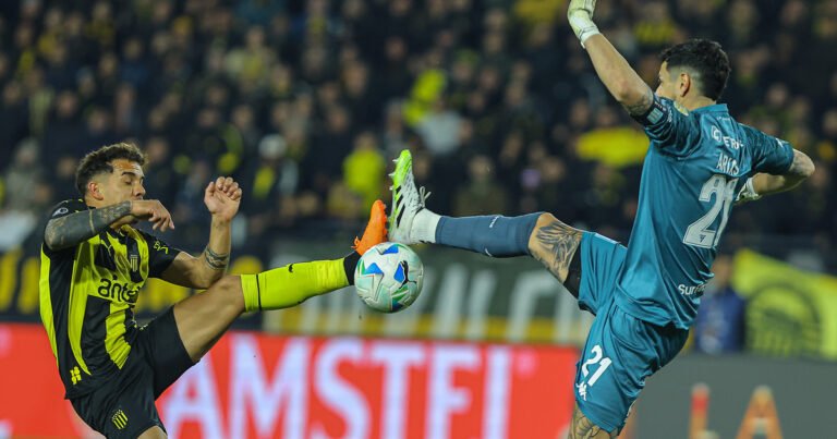 Racing vs Peñarol, como en la vieja Libertadores: del descontrol en el aire a la madrugada ruidosa en la concentración uruguaya
