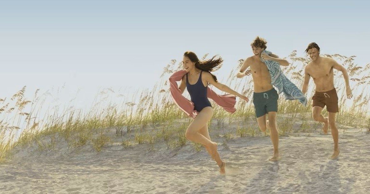 Ocho series para disfrutar del verano en pleno invierno, sin moverte de tu casa