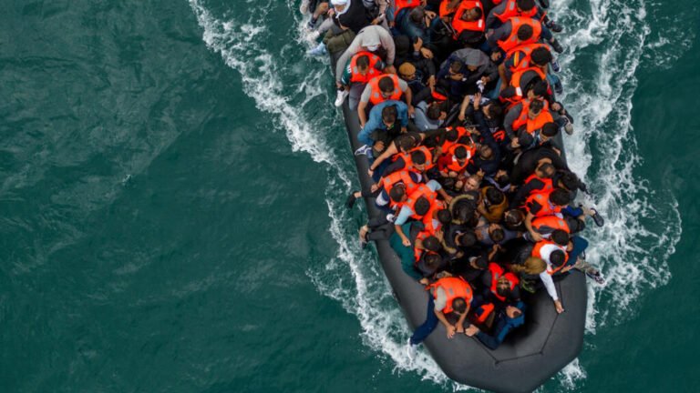 Reino Unido y Francia ratifican el acuerdo migratorio "uno dentro, uno fuera"