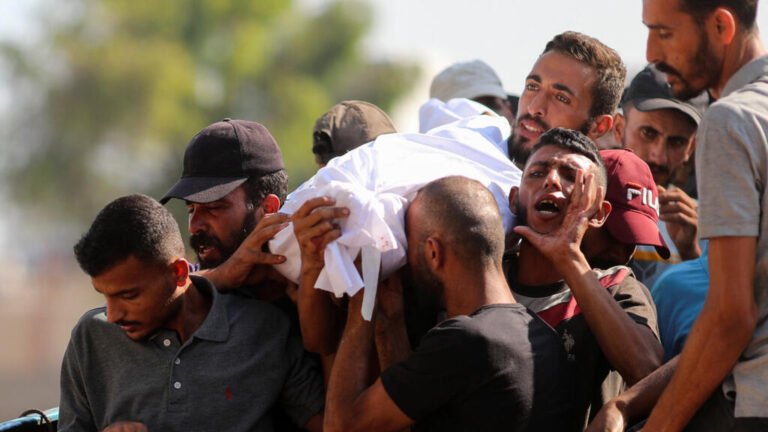 20 muertos tras volcar un camión con ayuda en Gaza, mientras aumentan las víctimas mortales por hambre