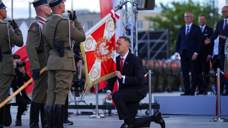 El nacionalista pro-Trump Karol Nawrocki jura como presidente de Polonia