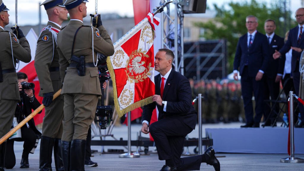 El nacionalista pro-Trump Karol Nawrocki jura como presidente de Polonia