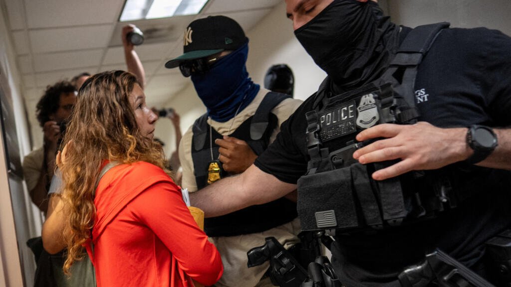 La cruzada de Trump contra la migración: deportaciones, tropas y el inevitable golpe económico