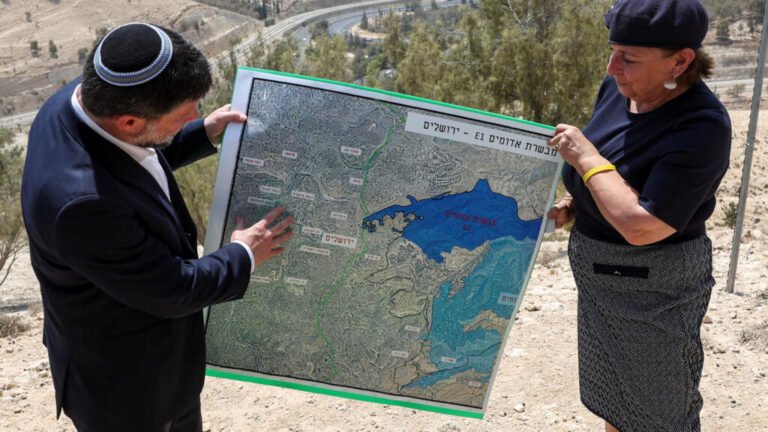 Ministro israelí aprueba plan de asentamientos para “enterrar la idea de un Estado Palestino”