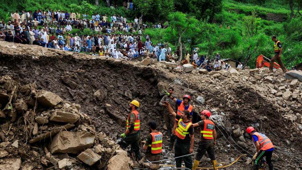 Lluvias monzónicas devastan Pakistán: 695 muertos y más de 100 desaparecidos