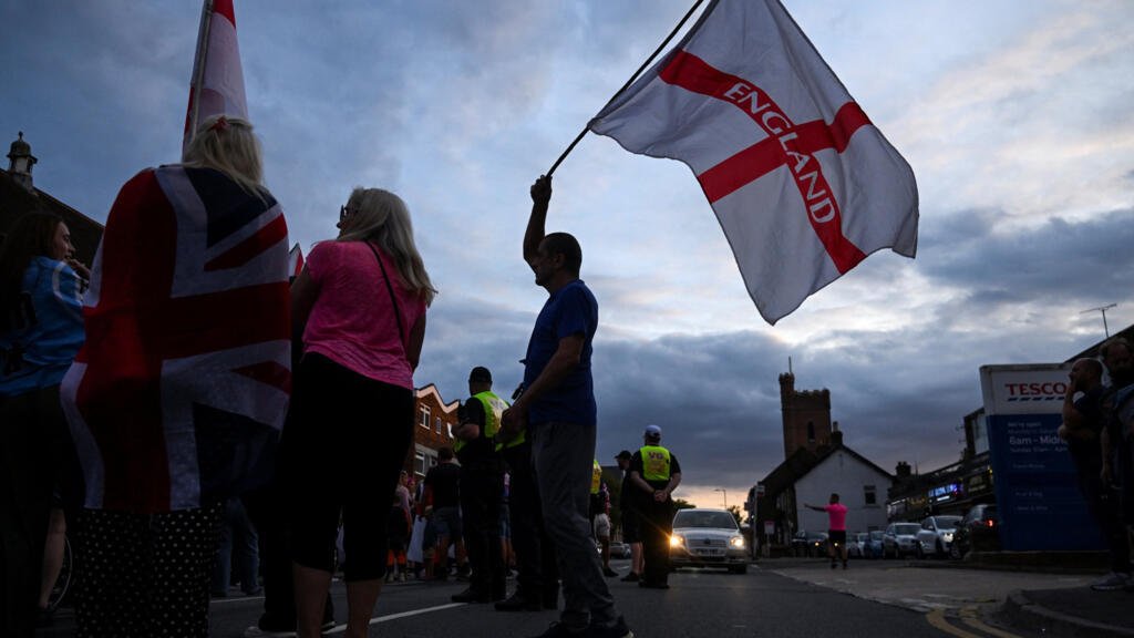 Reino Unido promete acelerar apelaciones de solicitantes de asilo en medio de manifestaciones